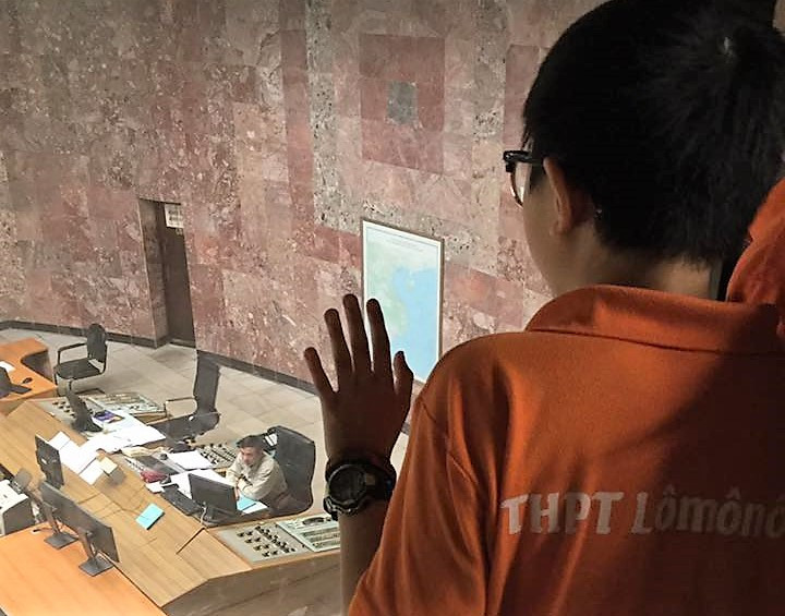 Tò mò quá, không biết phải học giỏi môn gì để có thể ngồi ở phòng điều khiển của nhà máy nhỉ?