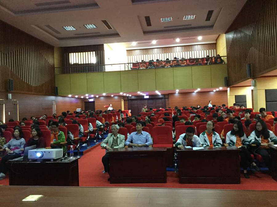 Thầy cô và các học sinh vào hội trường xem bộ phim giới thiệu về quá trình xây dựng và phát triển của nhà máy