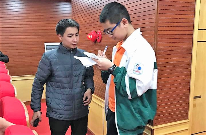 Thầy chờ một chút, cho con ghi chú vào đây đã ạ!