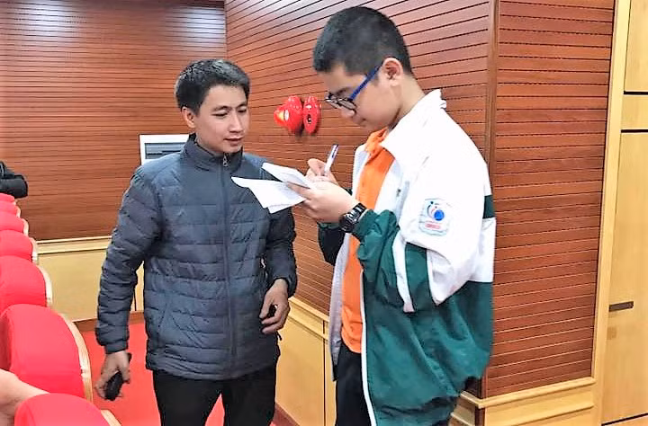 Thầy chờ một chút, cho con ghi chú vào đây đã ạ!