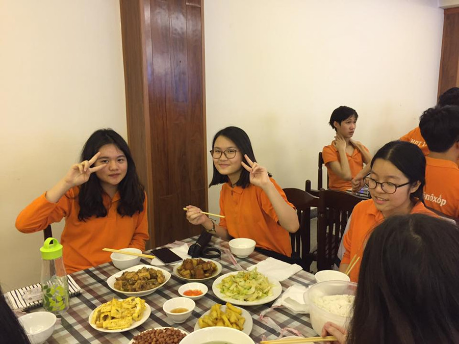 Bữa cơm ấm cúng ở bếp ăn công nhân