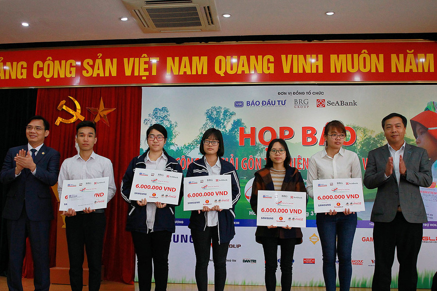 5 học sinh, sinh viên nhận học bổng trị giá 6 triệu đồng/suất