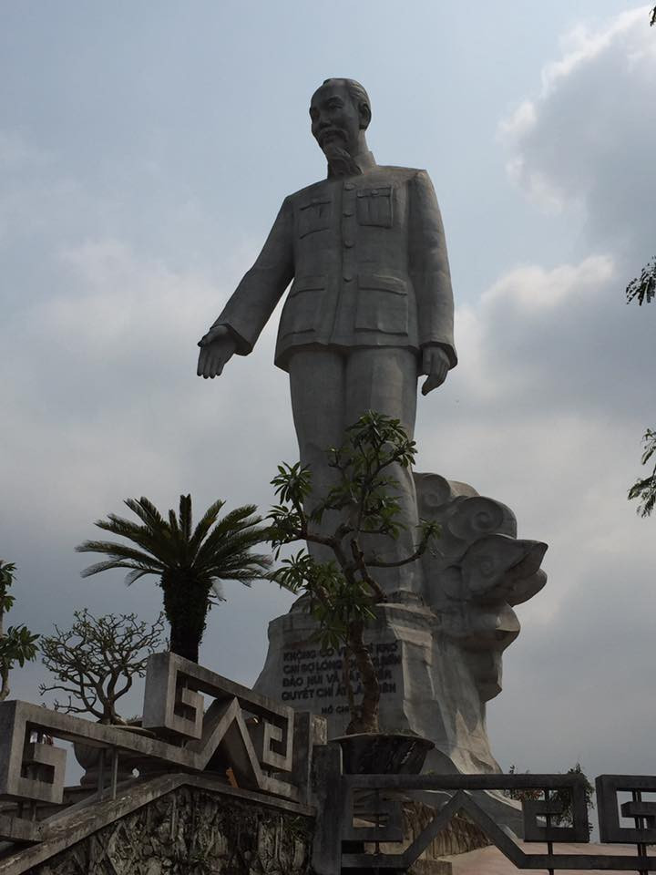 Thành kính viếng thăm tượng đài Bác Hồ