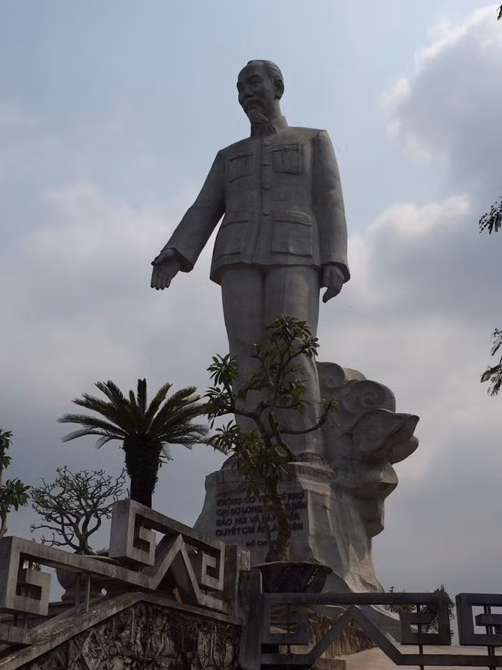 Thành kính viếng thăm tượng đài Bác Hồ