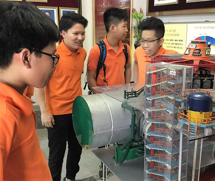 Học sinh thích thú tận mắt được thấy các thiết bị vận hành Nhà máy thủy điện Hòa Bình