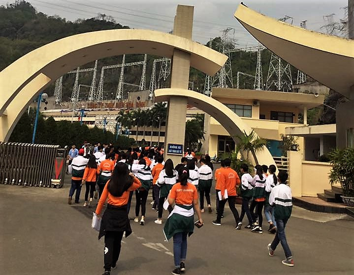 Háo hức ngay từ khi thấy cổng Nhà máy thủy điện Hòa Bình