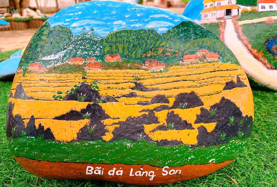 Tranh bích họa về địa danh bãi đá làng Son (huyện Bá Thước, Thanh Hóa) được thực hiện bởi các cô giáo Trường Mầm non Điền Trung. Tranh bích họa về địa danh bãi đá làng Son (huyện Bá Thước, Thanh Hóa) được thực hiện bởi các cô giáo Trường Mầm non Điền Trung.