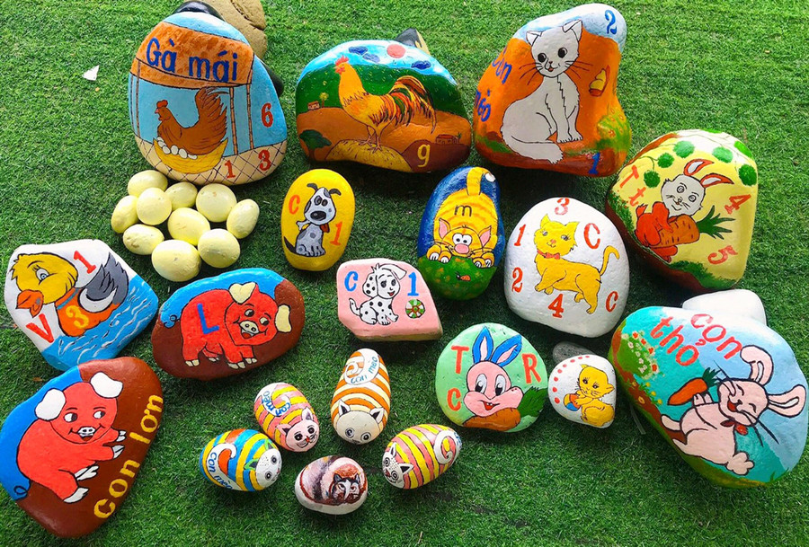 Ngoài các con vật ngộ nghĩnh, trên mỗi viên đá cuội còn tích hợp cả chữ cái và con số. Ý tưởng này vừa kích thích hứng thú vừa tăng cường tiếng Việt cho trẻ. Ngoài các con vật ngộ nghĩnh, trên mỗi viên đá cuội còn tích hợp cả chữ cái và con số. Ý tưởng này vừa kích thích hứng thú vừa tăng cường tiếng Việt cho trẻ.