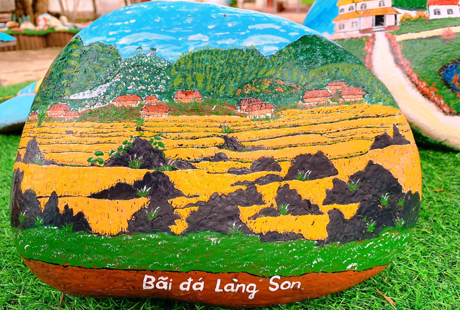 Tranh bích họa về địa danh bãi đá làng Son (huyện Bá Thước, Thanh Hóa) được thực hiện bởi các cô giáo Trường Mầm non Điền Trung. Tranh bích họa về địa danh bãi đá làng Son (huyện Bá Thước, Thanh Hóa) được thực hiện bởi các cô giáo Trường Mầm non Điền Trung.