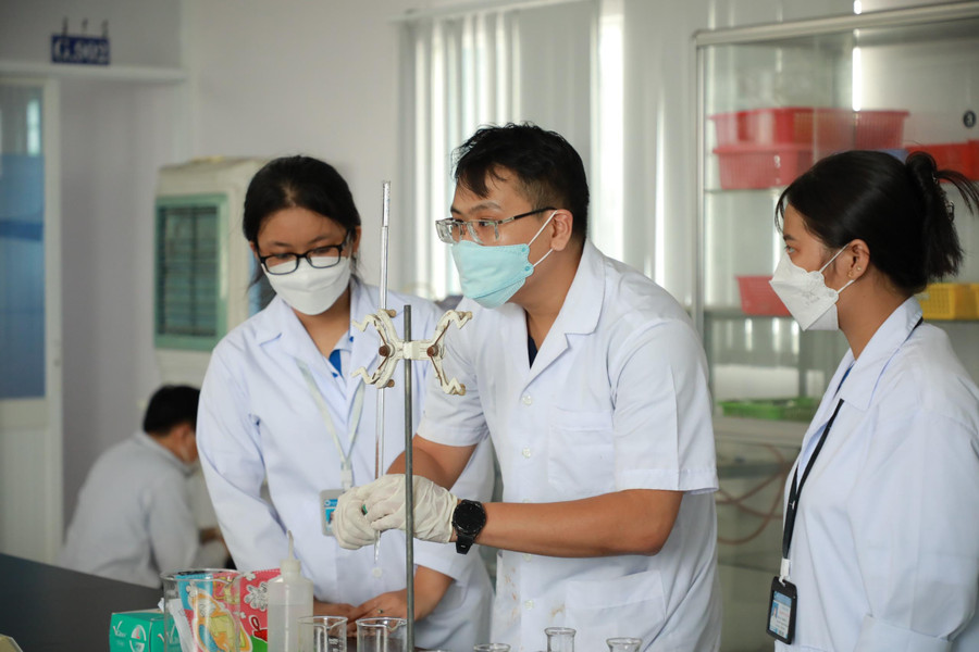 Giờ thực hành của Trường ĐH Công nghiệp Thực phẩm TPHCM. Ảnh: Anh Tú