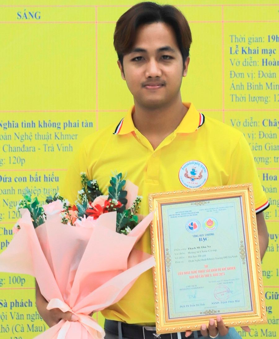 Thạch Mi Thu Na đoạt huy chương bạc Liên hoan Nghệ thuật sân khấu Dù kê Khmer Nam Bộ. Thạch Mi Thu Na đoạt huy chương bạc Liên hoan Nghệ thuật sân khấu Dù kê Khmer Nam Bộ.