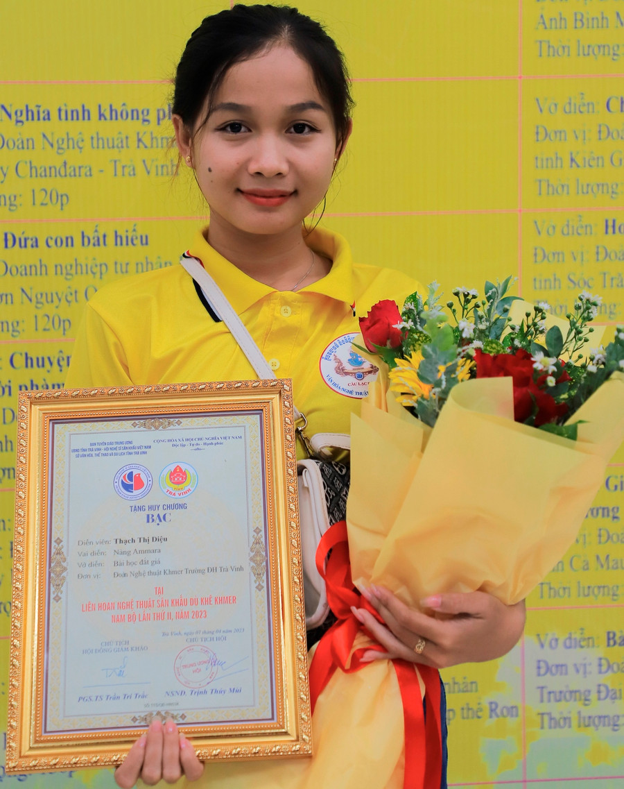 Thạch Thị Diệu đoạt huy chương bạc hạng mục diễn viên xuất sắc Liên hoan Nghệ thuật Sân khấu Dù kê Khmer Nam Bộ. Thạch Thị Diệu đoạt huy chương bạc hạng mục diễn viên xuất sắc Liên hoan Nghệ thuật Sân khấu Dù kê Khmer Nam Bộ.