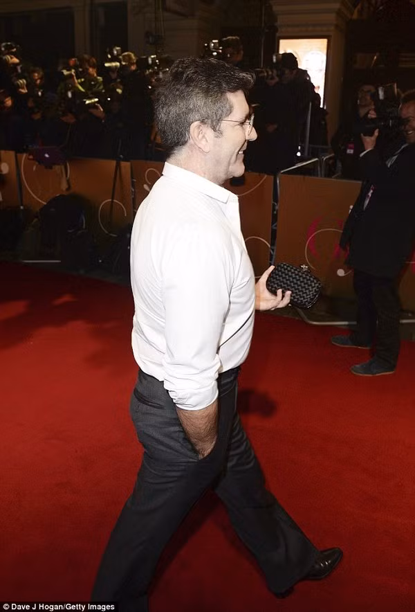 Simon Cowell quên kéo khóa quần