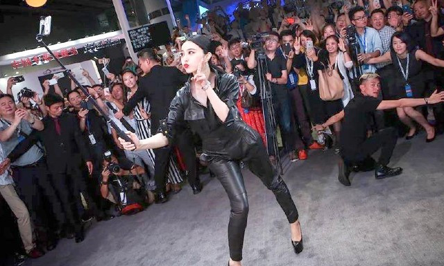 Sự xuất hiện của ngôi sao hàng đầu làng giải trí thu hút sự chú ý đặc biệt của khách xem show. Phạm Băng Băng cũng rất tích cực giao lưu. Cô còn chụp ảnh selfie cùng đám đông người hâm mộ. Phạm Băng Băng và dáng đứng selfie kỳ cục