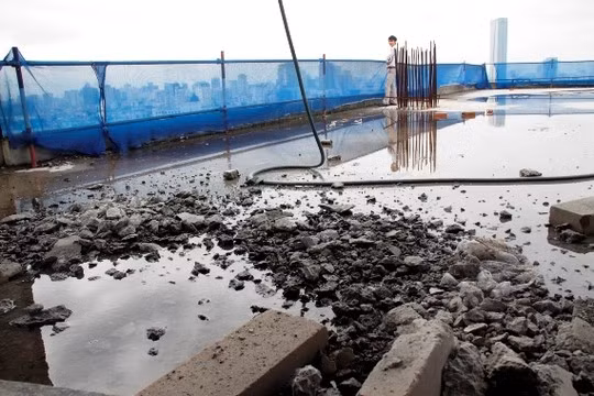 Cận cảnh phá dỡ phần sai phạm nhà 8B Lê Trực