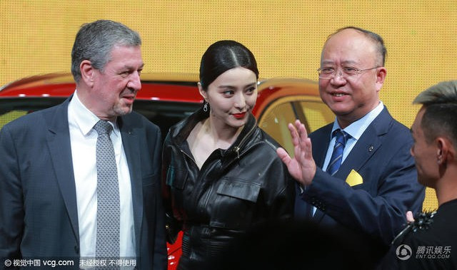 Ngày 20/11, Phạm Băng Băng tham dự triển lãm ôtô Quảng Châu để quảng bá cho một thương hiệu xe hơi của Trung Quốc. Phạm Băng Băng và dáng đứng selfie kỳ cục