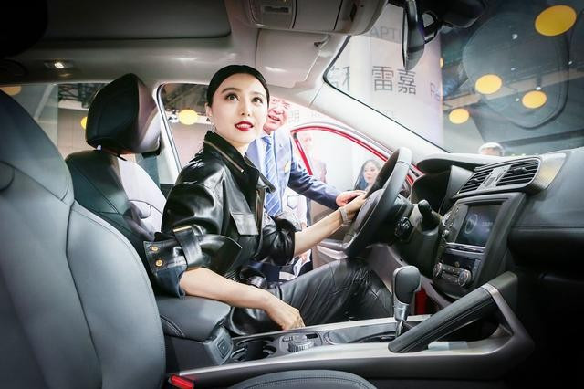 Chia sẻ tại sự kiện, Phạm Băng Băng cho biết cô đã nghĩ tới việc kết hôn cùng bạn trai Lý Thần nhưng vẫn chưa có kế hoạch cụ thể cho việc này. Phạm Băng Băng và dáng đứng selfie kỳ cục