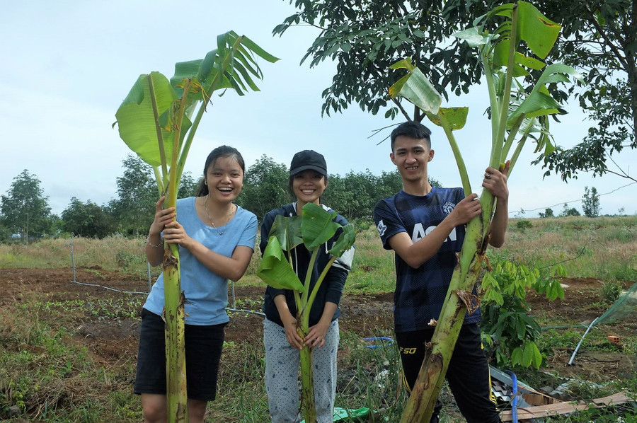 Lê Quang Vinh và các bạn ở làng Hama Lê Quang Vinh và các bạn ở làng Hama