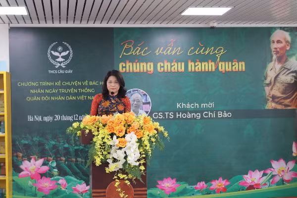 Nhà giáo ưu tú Lê Kim Anh phát biểu khai mạc chương trình.