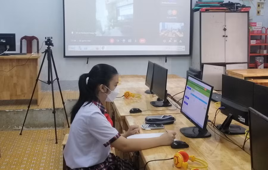 Học sinh thành phố Thủ Đức thi giải toán trên máy tính cầm tay năm học 2021 - 2022 trực tuyến.