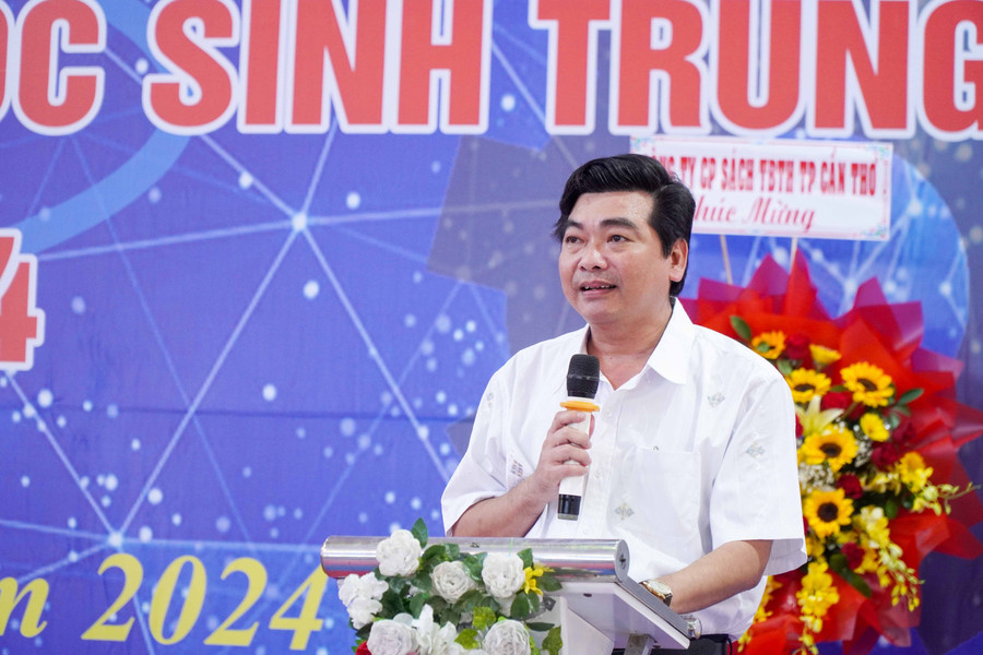Ông Trần Thanh Bình - Giám đốc Sở GD&ĐT TP Cần Thơ phát biểu tại lễ bế mạc. Ông Trần Thanh Bình - Giám đốc Sở GD&ĐT TP Cần Thơ phát biểu tại lễ bế mạc.