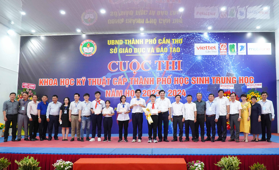 Ban tổ chức chụp ảnh lưu niệm cùng các thí sinh. Ban tổ chức chụp ảnh lưu niệm cùng các thí sinh.