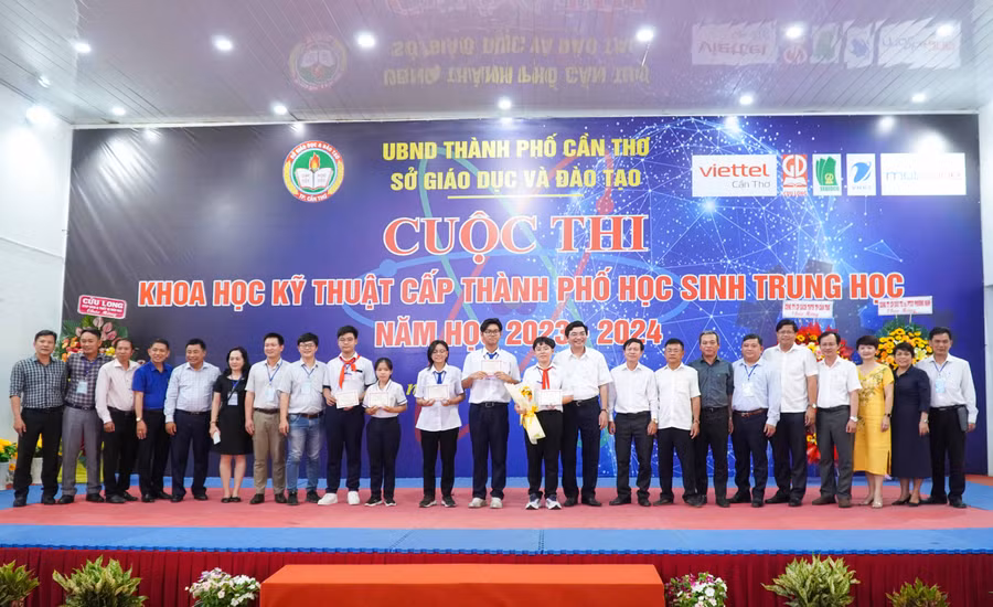 Ban tổ chức chụp ảnh lưu niệm cùng các thí sinh.