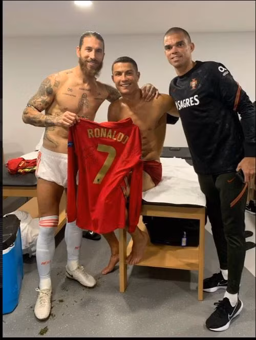 Ronaldo gặp lại các đồng đội cũ Ramos và Pepe.