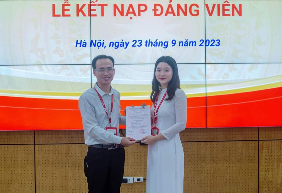 Anh Lê Văn Minh - Phó Bí thư Chi bộ Sinh viên, ĐH Bách khoa Hà Nội trao quyết định kết nạp Đảng cho sinh viên ưu tú. Anh Lê Văn Minh - Phó Bí thư Chi bộ Sinh viên, ĐH Bách khoa Hà Nội trao quyết định kết nạp Đảng cho sinh viên ưu tú.