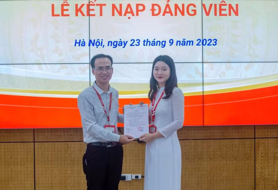 Anh Lê Văn Minh - Phó Bí thư Chi bộ Sinh viên, ĐH Bách khoa Hà Nội trao quyết định kết nạp Đảng cho sinh viên ưu tú.