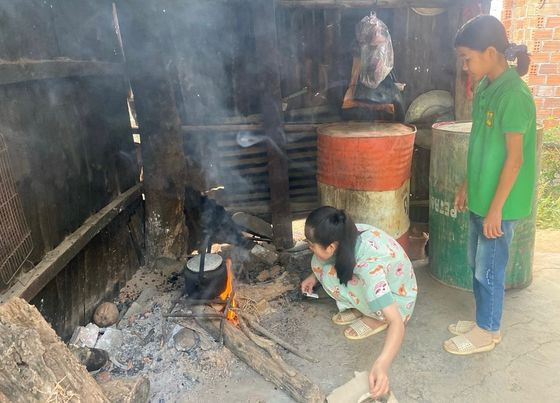 Chị em Tiên phụ mẹ sau giờ lên lớp. Ảnh: Dung Nguyễn Chị em Tiên phụ mẹ sau giờ lên lớp. Ảnh: Dung Nguyễn