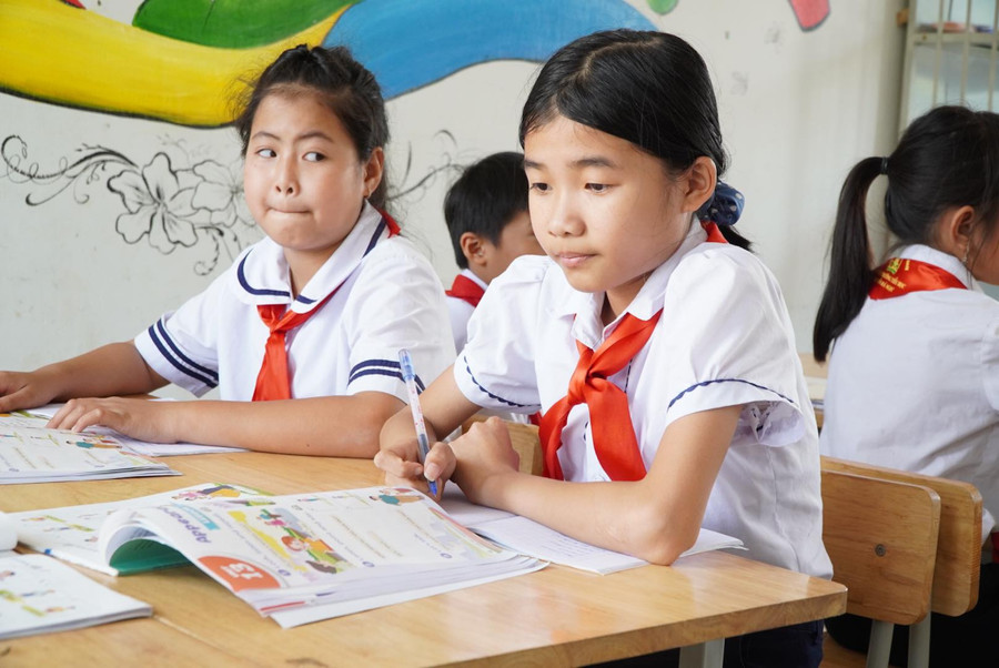 Em gái của Tiên là Nguyễn Thị Thanh Tuyền (bên phải) cũng cố gắng vượt qua bệnh tật để học tập cho mẹ yên lòng. Ảnh: Dung Nguyễn Em gái của Tiên là Nguyễn Thị Thanh Tuyền (bên phải) cũng cố gắng vượt qua bệnh tật để học tập cho mẹ yên lòng. Ảnh: Dung Nguyễn