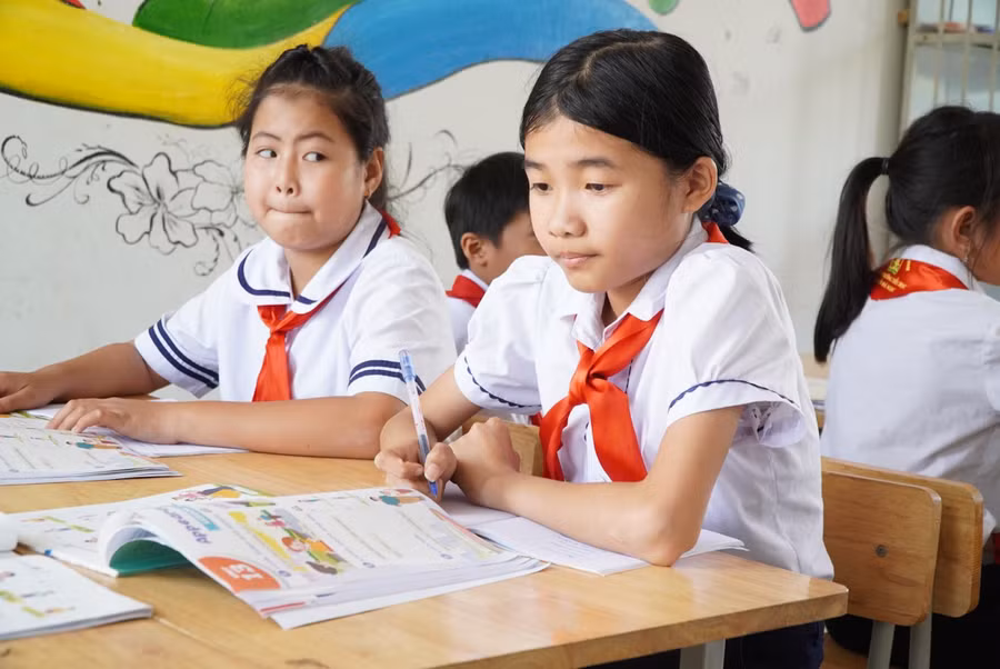 Em gái của Tiên là Nguyễn Thị Thanh Tuyền (bên phải) cũng cố gắng vượt qua bệnh tật để học tập cho mẹ yên lòng. Ảnh: Dung Nguyễn