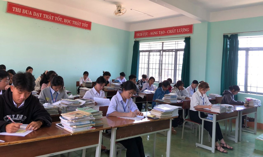 Tiết học của cô trò Trường PTDTNT THCS & THPT huyện Đăk G’long. Ảnh NTCC Tiết học của cô trò Trường PTDTNT THCS & THPT huyện Đăk G’long. Ảnh NTCC
