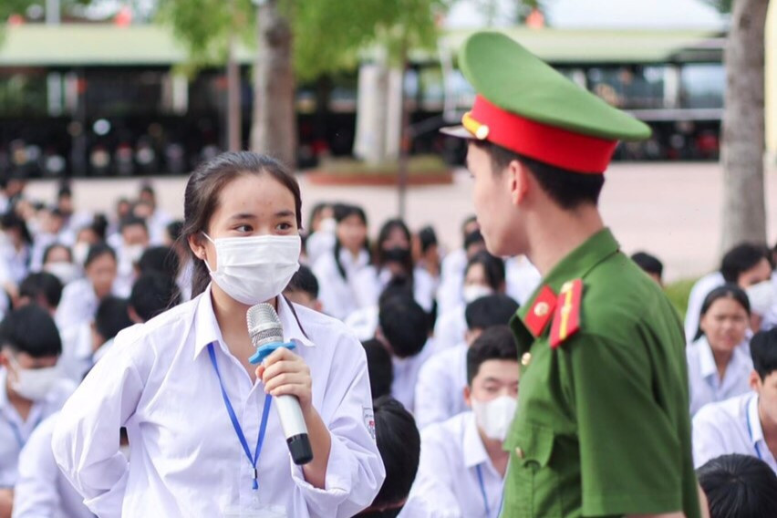 Đoàn viên thanh niên Trường THPT Nghèn sôi nổi tham gia các diễn đàn tìm hiểu về pháp luật. Ảnh: V.Đ