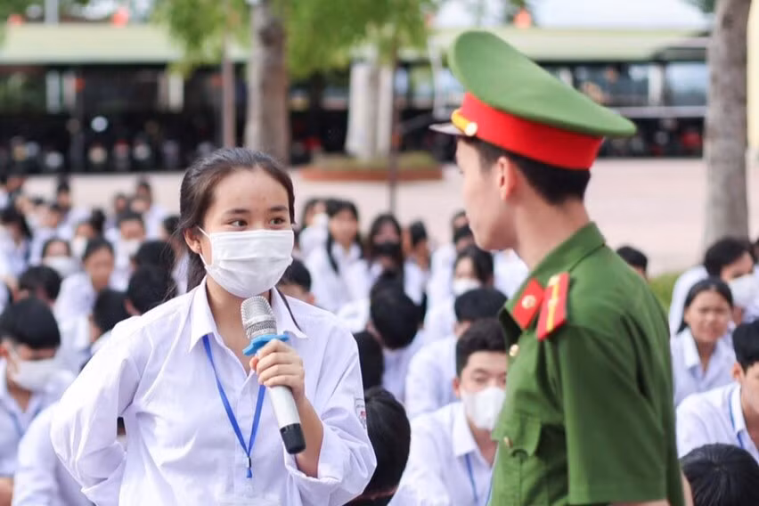 Đoàn viên thanh niên Trường THPT Nghèn sôi nổi tham gia các diễn đàn tìm hiểu về pháp luật. Ảnh: V.Đ
