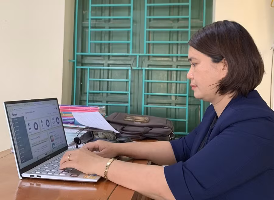 Cô Nguyễn Thị Thu Thảo – giáo viên Trường Tiểu học &amp; THCS Thăng Long (Đông Hưng, Thái Bình) sử dụng học bạ điện tử tích hợp trên Hệ thống SMAS. Ảnh: NTCC