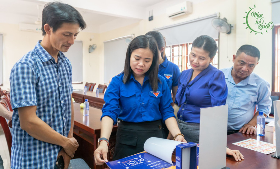 Tuổi trẻ Trường ĐH Kinh tế, ĐH Đà Nẵng cùng người dân huyện Hòa Vang tạo dựng thương hiệu OCOP. Ảnh: NTCC Tuổi trẻ Trường ĐH Kinh tế, ĐH Đà Nẵng cùng người dân huyện Hòa Vang tạo dựng thương hiệu OCOP. Ảnh: NTCC