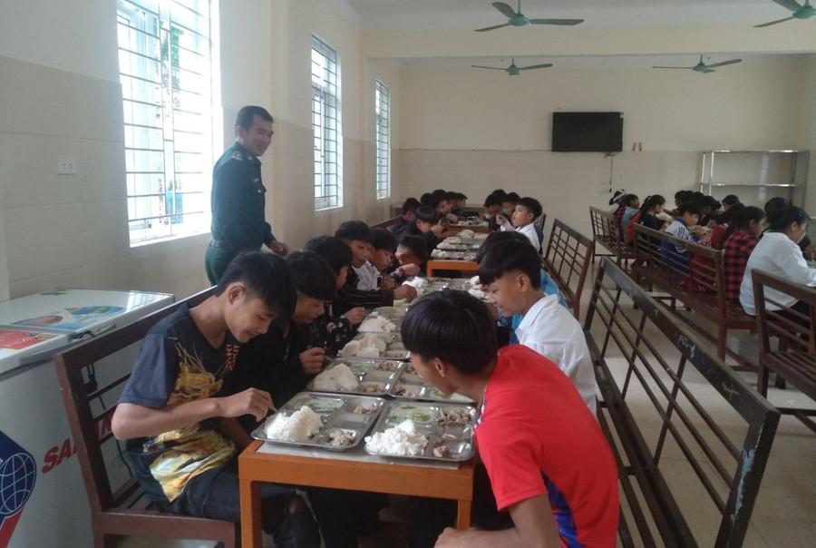 Bộ đội Biên phòng Đồn Biên phòng Môn Sơn chăm sóc bữa ăn cho học sinh. Ảnh: NVCC