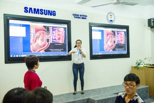 Sinh viên trình bày phần trả lời của mình thông qua màn hình của thiết bị thông minh trên giảng đường