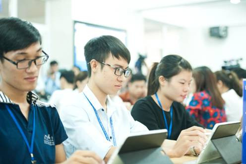 Sinh viên tiếp nhận bài giảng và tương tác qua các thiết bị công nghệ tiên tiến
