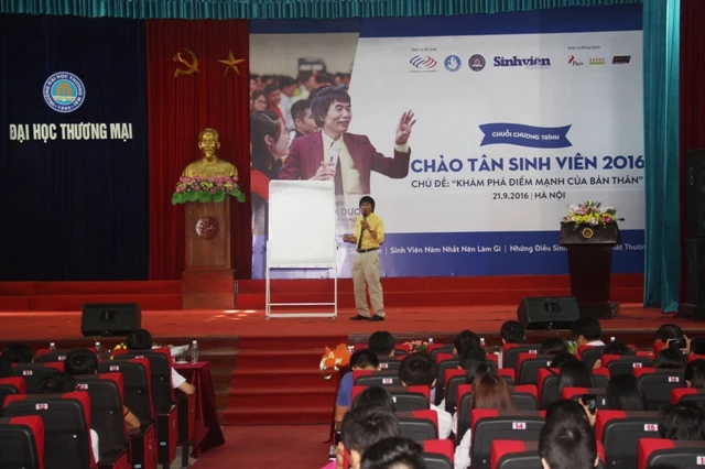 TS Lê Thẩm Dương trong chương trình "Chào tân sinh viên 2016"