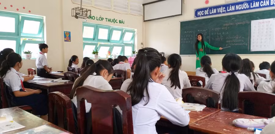 Những lớp học tiếng dân tộc Khmer trong nhà trường và cộng đồng giúp học sinh hiểu được giá trị phong tục tập quán và bản sắc văn hóa truyền thống của dân tộc mình.