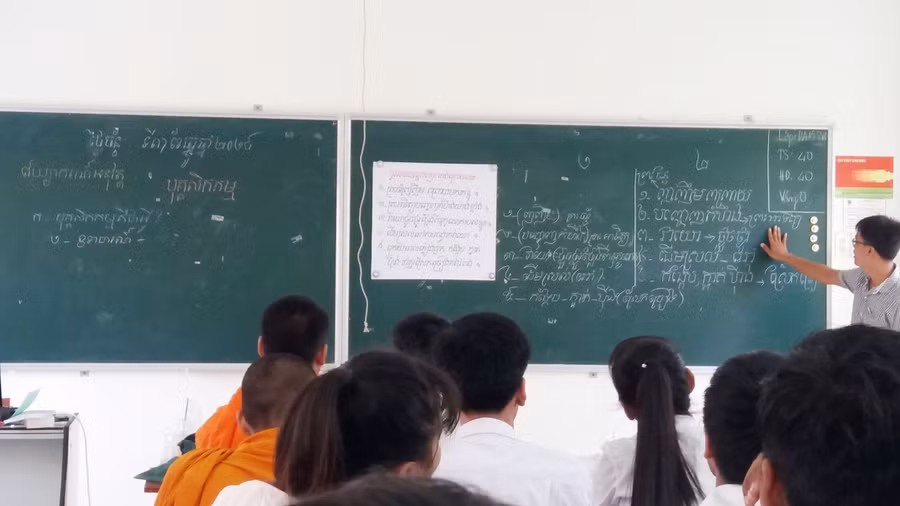 Giờ học chữ Khmer của thầy, trò.