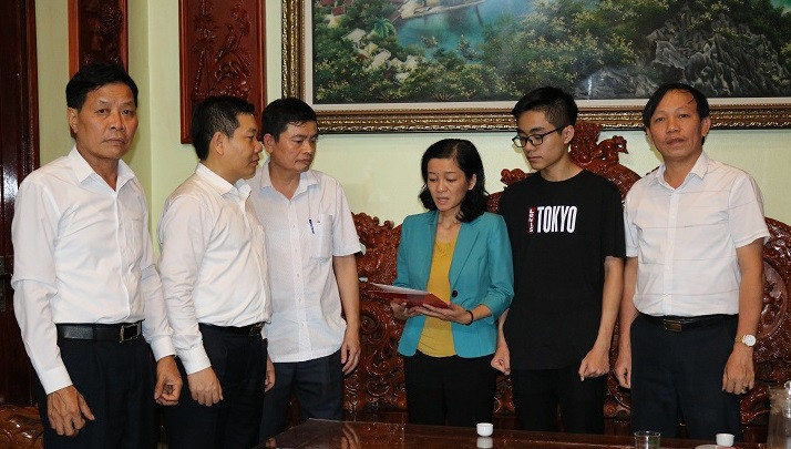 Thương hiệu thời trang đình đám Versace có mặt tại khu mua sắm đắt đỏ Galleria Vittorio Emanuele II.