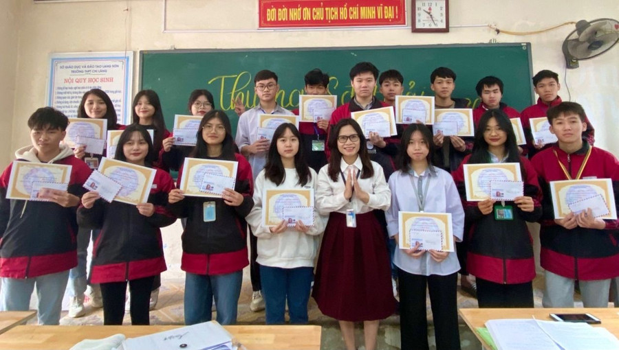 Nguyễn Thục Nguyên (đầu tiên bên trái, hàng thứ 2), cùng các bạn nhận phần thưởng của nhà trường trao tặng. Ảnh: NVCC Nguyễn Thục Nguyên (đầu tiên bên trái, hàng thứ 2), cùng các bạn nhận phần thưởng của nhà trường trao tặng. Ảnh: NVCC