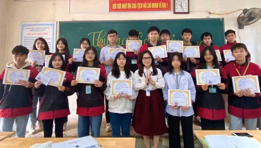 Nguyễn Thục Nguyên (đầu tiên bên trái, hàng thứ 2), cùng các bạn nhận phần thưởng của nhà trường trao tặng. Ảnh: NVCC