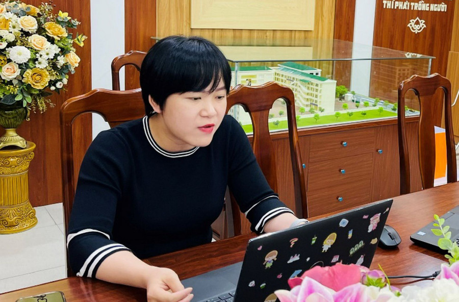 Cô Nguyễn Bích Thuỷ - Trường THCS Ba Đình (quận Ba Đình) dạy tiếng Anh cho học sinh vùng cao Yên Bái. Ảnh: Lan Anh