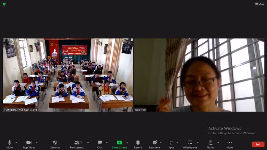 Lớp học trực tuyến của cô Trần Thị Nga - Trường THCS Cầu Giấy (quận Cầu Giấy) và học sinh Trường Tiểu học & THCS Suối Giàng (Văn Chấn, Yên Bái). Ảnh: NVCC
