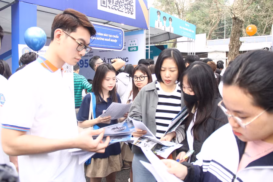 Học sinh, phụ huynh tham dự ngày hội tư vấn tuyển sinh, hướng nghiệp năm 2024 tại ĐH Bách khoa Hà Nội. Ảnh: Sỹ Điền